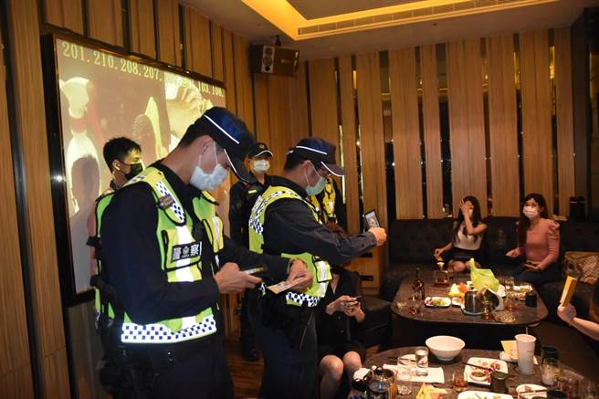 台中市警六局辖区全部上紧发条，于16日深夜由分局长蔡元戎亲自率队执行「除暴安民专案」，对復业的酒店等行业加强临检。（民眾提供／卢金足台中传真）