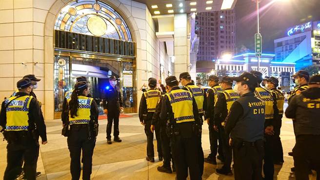 台中市警六局辖区全部上紧发条，于16日深夜由分局长蔡元戎亲自率队执行「除暴安民专案」，对復业的酒店等行业加强临检。（民眾提供／卢金足台中传真）
