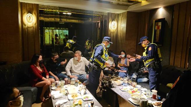 台中市警六局辖区全部上紧发条，于16日深夜由分局长蔡元戎亲自率队执行「除暴安民专案」，对復业的酒店等行业加强临检。（民眾提供／卢金足台中传真）