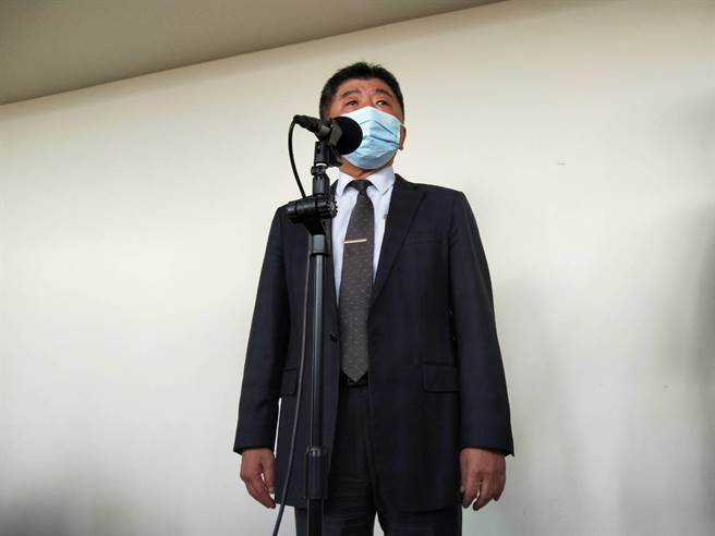 高端混打政策遭批不負責任，衛福部長陳時中今天上午受訪時回應，「對於所有相關政策，政務官都負政治責任」。（王家瑜攝）
