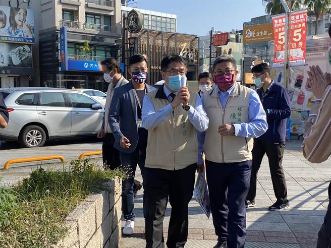 台南市長黃偉哲(左)身體抱恙後首度露臉。(曹婷婷攝)