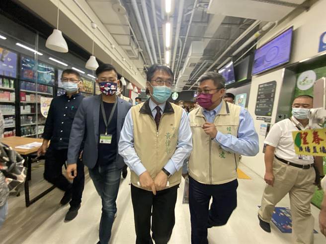 台南市長黃偉哲(左)身體抱恙後，今天首度露臉，一早就開始跑行程。(曹婷婷攝)