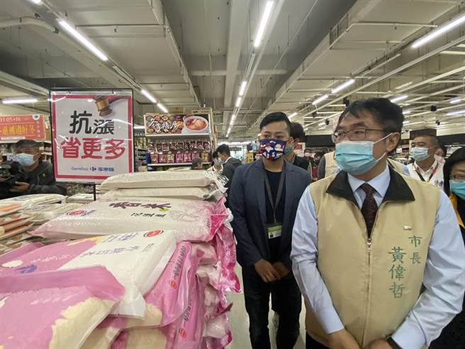 台南市長黃偉哲(右)身體抱恙後，今天首度露臉，一早就開始跑行程。(曹婷婷攝)