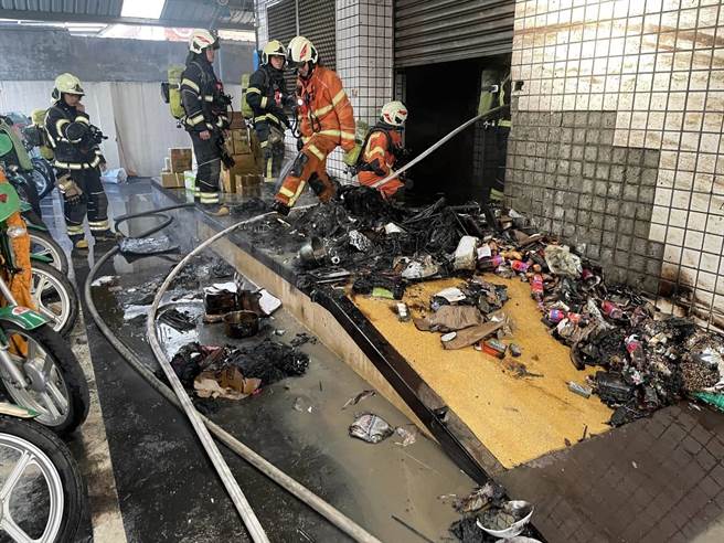 桃园新屋邮局传火警邮务包裹烧光疏散20人。(消防局提供／吕筱蝉桃园传真)