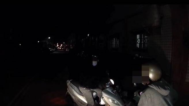 饮酒的王男遭警民前后包夹，乖乖束手就擒。（警方提供）