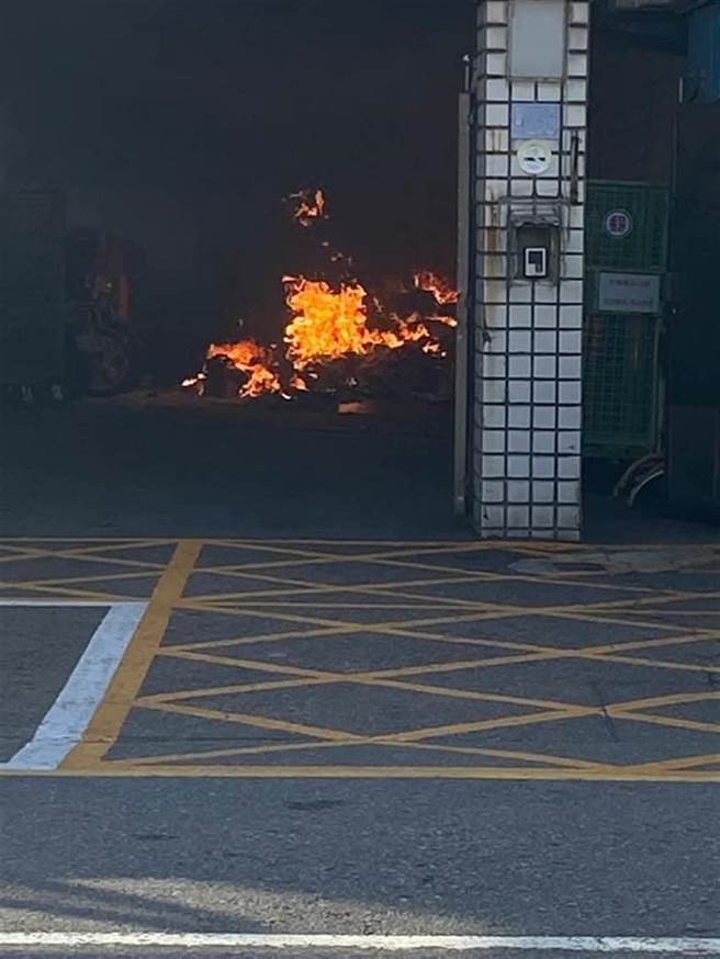 桃园新屋邮局17日上午传出火警，现场燃烧邮务包裹。(翻摄照片／吕筱蝉桃园传真)
