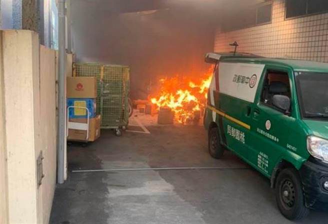 桃园新屋邮局传火警邮务包裹烧光疏散20人。(消防局提供／吕筱蝉桃园传真)