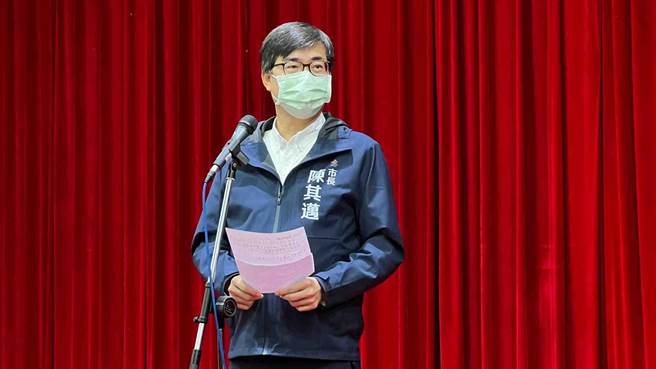 针对网路疯传摇滚天团五月天也选在高雄世运主场馆举办跨年演唱会，市长陈其迈今早被媒体问到时，难得语塞，笑说「呃⋯⋯这个、这个，呃⋯⋯」。（柯宗纬摄）