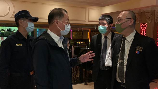 防「金芭黎舞厅」事件重演 警局长亲赴教育舞厅干部，务必做好防疫措施。(戴志扬翻摄)
