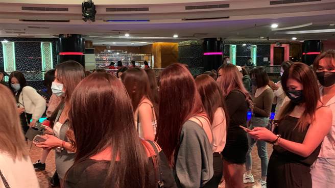 高市警方全面编组快打部队及配合卫生局临检查察业者及顾客有无依中央流行疫情中心復业之相关指引营业。(戴志扬翻摄)