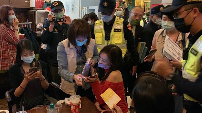 高市警方全面编组快打部队及配合卫生局临检查察业者及顾客有无依中央流行疫情中心復业之相关指引