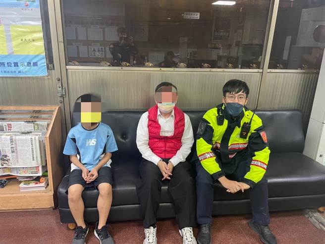 黃童父親接獲通知趕到派出所。（警方提供）