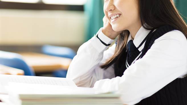 一名男高中生表示，最近新转来一位女学生，和班上某个女同学是表姊妹关系，但没想到爱惹事的同学竟然说「我们是孙女关系」，令他听了一头雾水。（图／示意图，达志影像）