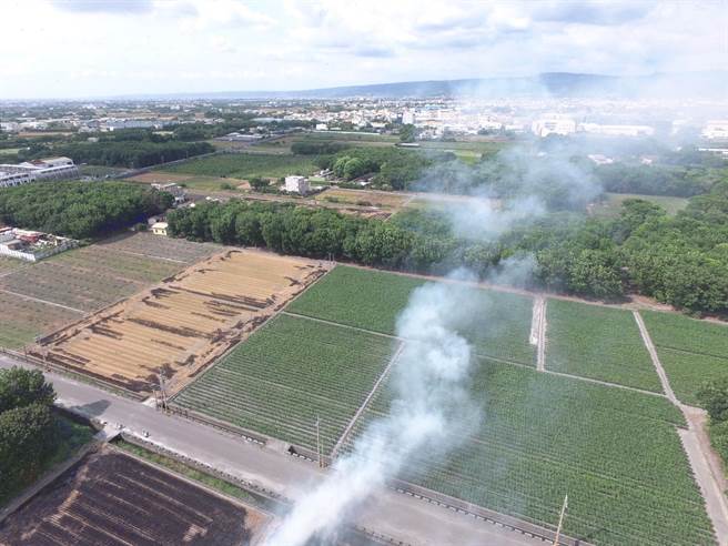 二期稻作收割期，彰化县稽查露天烧稻草，10月已经开立82张罚单。（彰化县环保局提供／吴敏菁彰化传真）