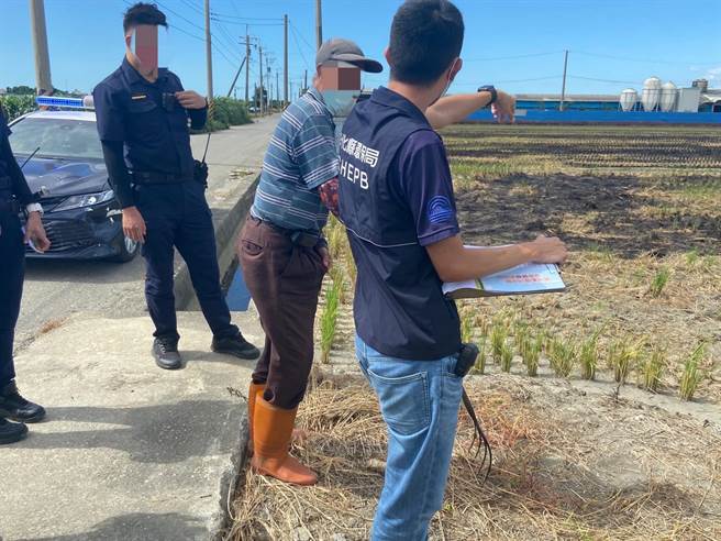 二期稻作收割期，彰化县稽查露天烧稻草，10月已经开立82张罚单。（彰化县环保局提供／吴敏菁彰化传真）