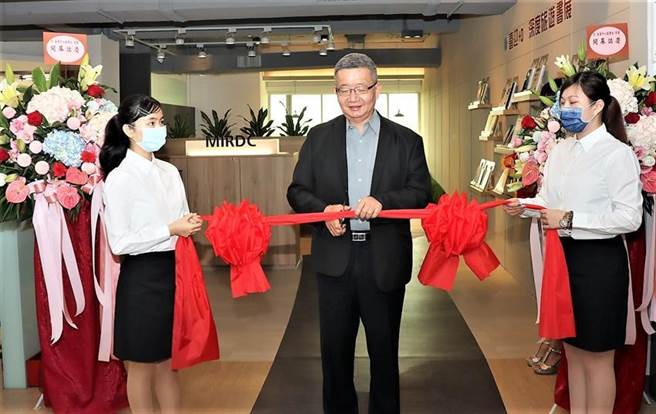 金属中心图书馆新天地开幕典礼，邀请金属中心执行长林秋丰(中)剪彩。图／金属中心提供