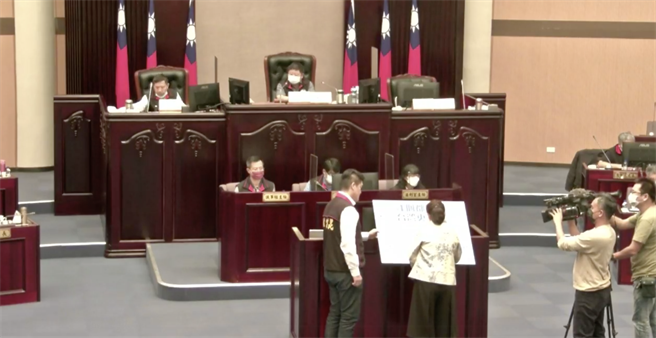 花蓮縣長徐榛蔚今在縣議會定期大會上，對四大公投表態四個同意，並進行簽署認證。（花蓮縣議會提供／羅亦晽翻攝）