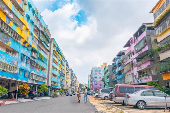 一年一度的高雄苓雅国际街头艺术节20日将在迷迷村盛大登场，今年融入「光」的元素，并将艺术版图扩及至台湾灯会场地之一的卫武营。（苓雅区公所提供／洪浩轩高雄传真）