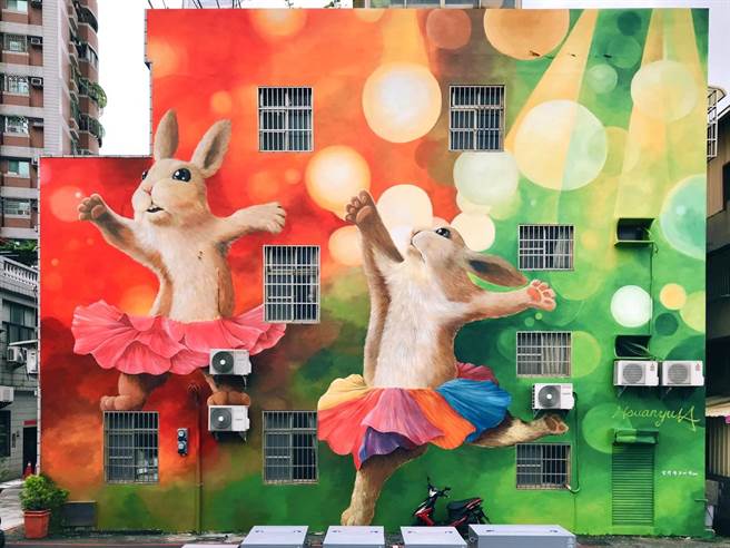 一年一度的高雄苓雅国际街头艺术节20日将在迷迷村盛大登场，今年融入「光」的元素，并将艺术版图扩及至台湾灯会场地之一的卫武营。（苓雅区公所提供／洪浩轩高雄传真）