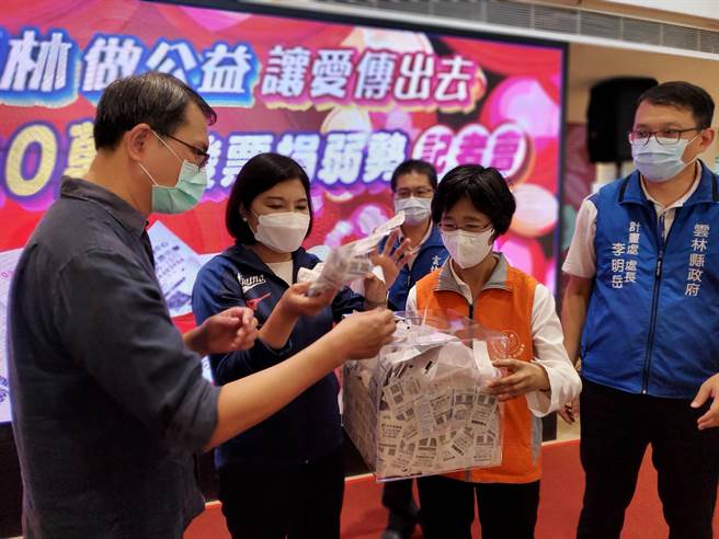 云林县府上月配合振兴五倍券推出捐发票、现金回馈10％活动，2500万元额度催出20 万 968 张发票，县长张丽善17日代为捐给全县32 个慈善及弱势机构。（周丽兰摄）