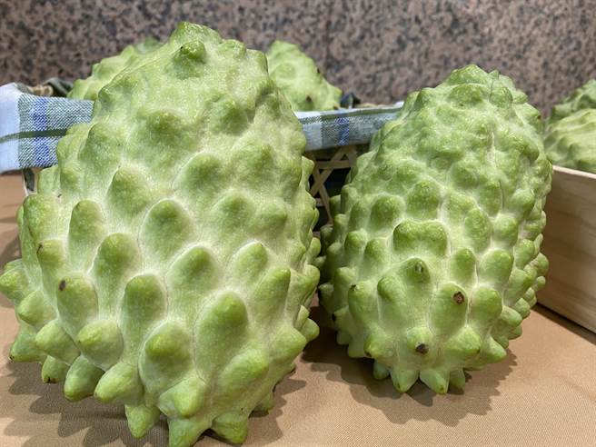 大陆海关总署19日公告，台湾释迦和莲雾因多次检出大洋臀纹粉蚧，20日起暂停输入，为加强内销，农委会推出加码措施，只要向「农游券合作业者」、「农良直卖所」或「好释连莲预购平臺」购入一箱6公斤／700元以上凤梨释迦礼盒，即可获得登记第二波加码抽农游券资格。（李柏澔摄）