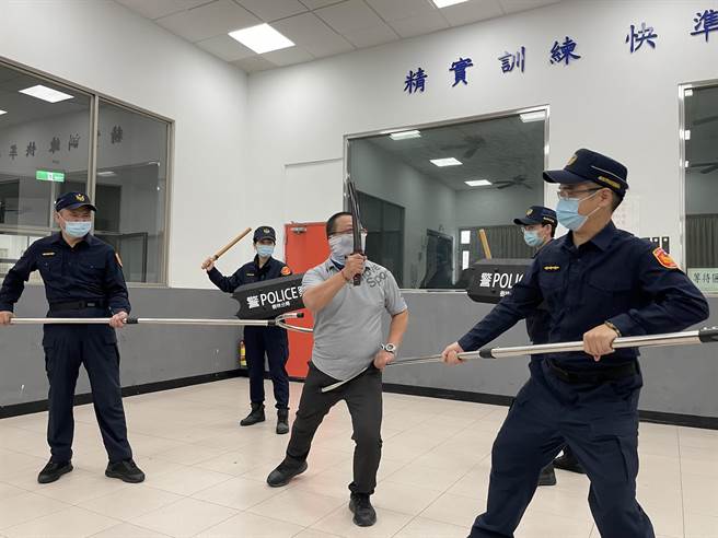 新北市樹林警分局添購「防暴臂盾」及「月牙鏟」供各外勤單位使用，讓員警能迅速抵禦保護自身安全。（樹林警分局提供）