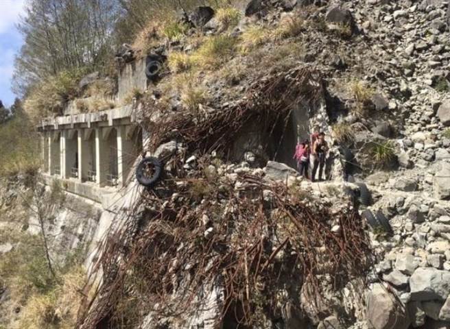 眠月线第二明隧道前大崩壁今天传出有山友跌倒，幸未跌落山谷。（本报资料照片／张亦惠嘉县传真）