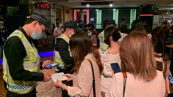 八大行業解封首日，高市警方深夜執行酒店臨檢勤務，小姐們排隊備妥「小黃卡」讓警方檢查。（翻攝照片／高雄洪靖宜傳真）