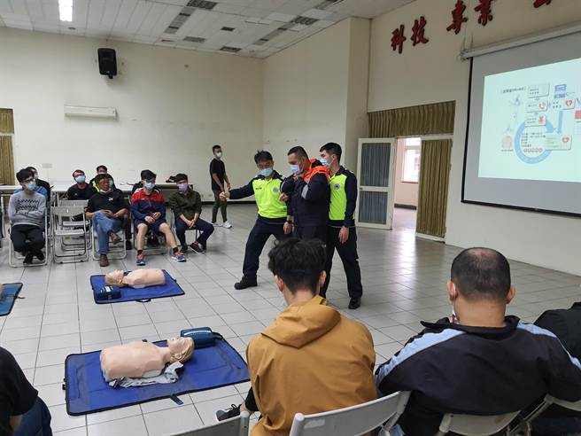 新竹县消防局、警察局近日展开「换工」计画，由消防员传授急救技巧等。（翻摄照片）