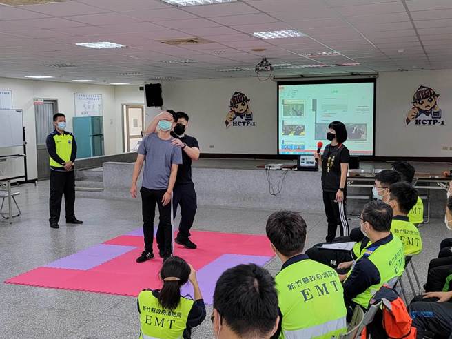 新竹县消防局、警察局近日展开「换工」计画，由警察传授基本防身运用。（翻摄照片）