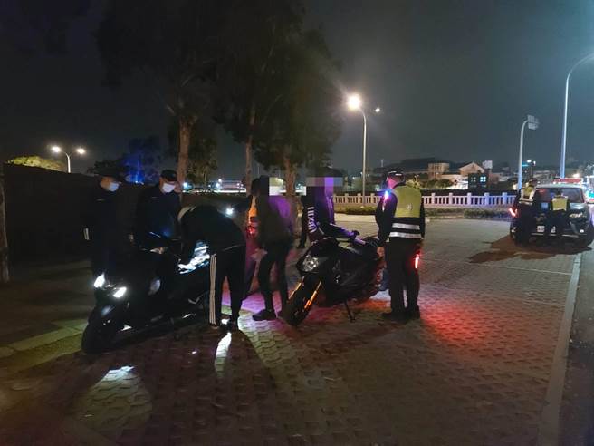 防疫逐渐松绑，夜间活动增多，金门警方昨晚起扩大临检，金城分局首日取缔变更车体（车灯、车色）、排气管等违规个案6件。（警方提供）