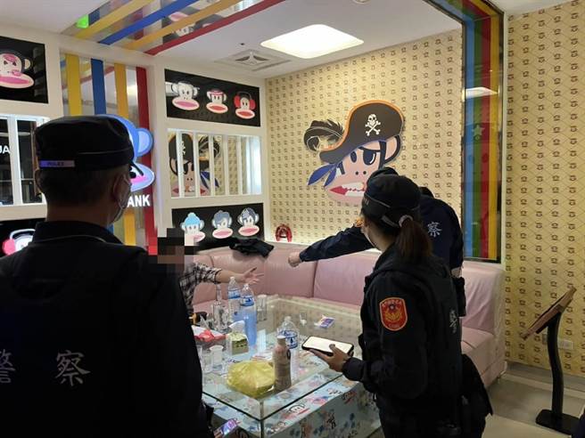 金门警方扩大临检，八大行业是查察重点之一。（警方提供）