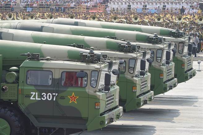 隨著核毀滅威脅下降，美中更有機會走入實質的軍備控制談判；例如，限制新飛彈系統與反太空武器的研發，還能更廣泛的遏止雙邊軍事競賽。當北京因此受惠，並對美中未來走向有更大信心，就可能在新冠肺炎、貿易爭議與網路攻擊等議題上，更積極地與華府展開合作。圖為東風26。(圖/新華社)