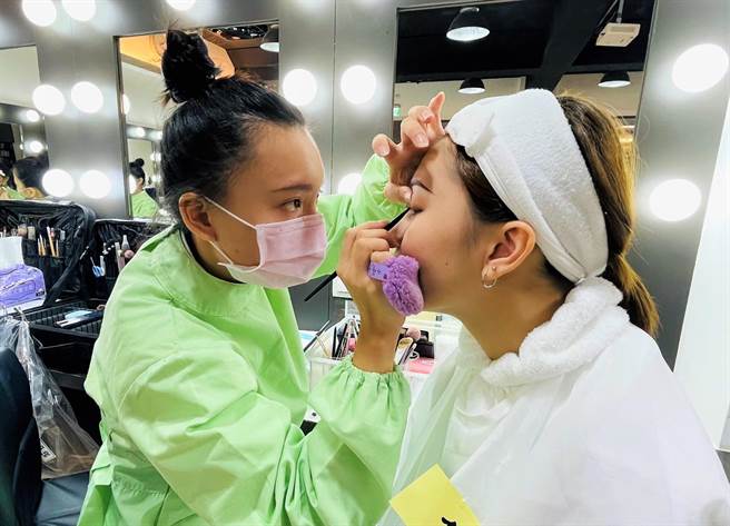 樹人家商同學黃筠筑參加新北市金手培訓計畫，勇奪美顏組金手獎。（新北市教育局提供）