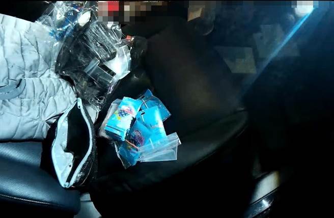 员警在车内及两人背包内中发现毒毛重398.5公克咖啡包93包、毛重35公克K他命10包，共计433.5公克。（台中市太平警分局提供／冯惠宜台中传真）