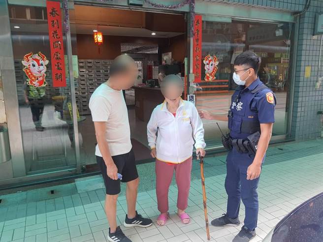 85歲的陳姓阿嬤搭乘計程車「遊車河」，過程中運將察覺有異，便驅車轉往派出所請求協助，家屬見警車出現在家門口，平安將母親送返家，才鬆了一口氣。（台中市第三分局提供／馮惠宜台中傳真）