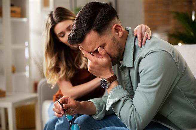 法官發現小王曾對女子說「你如果想要當炮友，應該早早跟我講，我就不用這樣子付出，偶爾帶你去旅館上床就好」，判2人須賠償女子丈夫20萬。（示意圖/Shutterstock提供）