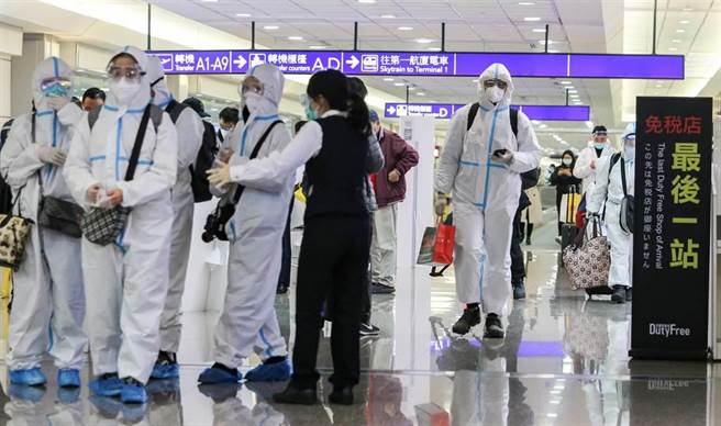 指揮中心近期提出3種春節入境檢疫方案，其中當同住家人及入境者均施打2劑疫苗滿14天，才可選擇7＋7方案。圖為入境示意圖。（資料照）