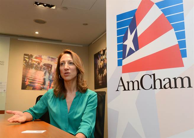 《星島日報》引述路透報導，目前正身處美國的美國商會會長早泰娜（Tara Joseph）決定辭職，稱自已無法接受一邊倡議香港政府放寬防疫限制，一邊又接受自己回港必須隔離21日的安排。（中新社）