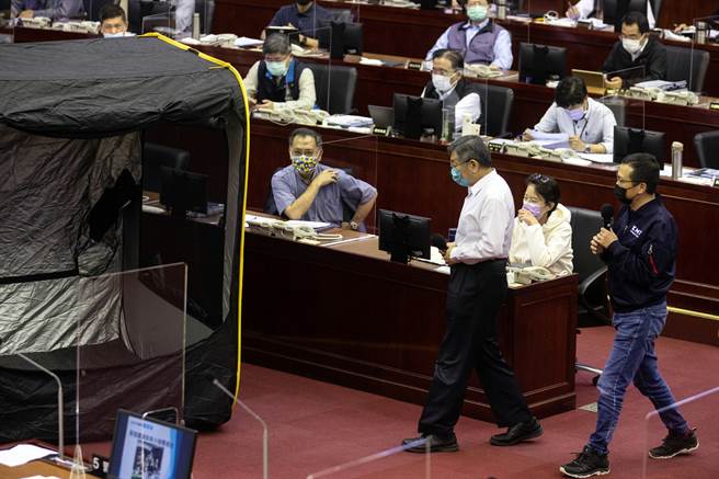 國民黨議員羅智強（右1）發起夜宿凱道49天的活動。台北市長柯文哲（右2）5日在市議會進行市政總質詢，對於羅智強邀請到凱道一起夜宿，他特地走向羅智強在議會內備好的帳篷內觀看，隨後笑說有空會去看一下。（資料照/鄧博仁攝）