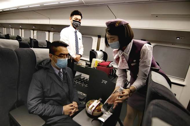 台铁列车上的女性车勤员（右）是台铁唯一没有裤装制服的职种，遭到工会与立委批评应打破性别刻板印象。（台铁提供／陈佑诚传真）