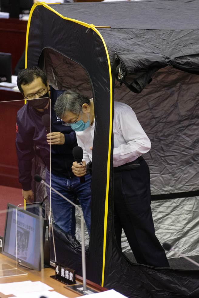 台北市長柯文哲（右）5日在市議會接受市政總質詢，對於羅智強邀請到凱道一起夜宿，他特地走向羅智強在議會內備好的帳篷內觀看。（資料照/鄧博仁攝）