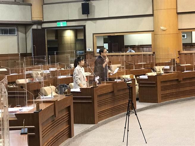 市议员王醒之、陈薇仲今天上午进行总质询，提出基隆捷运缺乏市民参与。（陈彩玲摄）