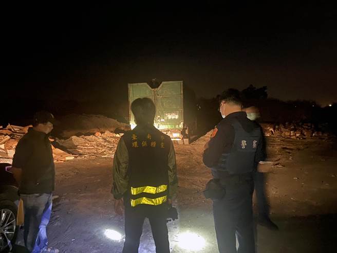 台南市警方联手环保局人员摸黑查获大货车涉嫌偷倒装潢废弃物。（环保局提供／洪荣志台南传真）