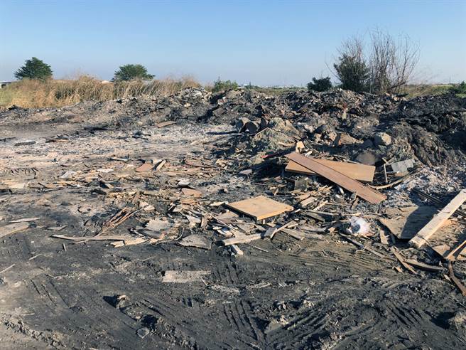 台南市安南区一处偏僻渔塭被人偷倒大量废弃物。（环保局提供／洪荣志台南传真）