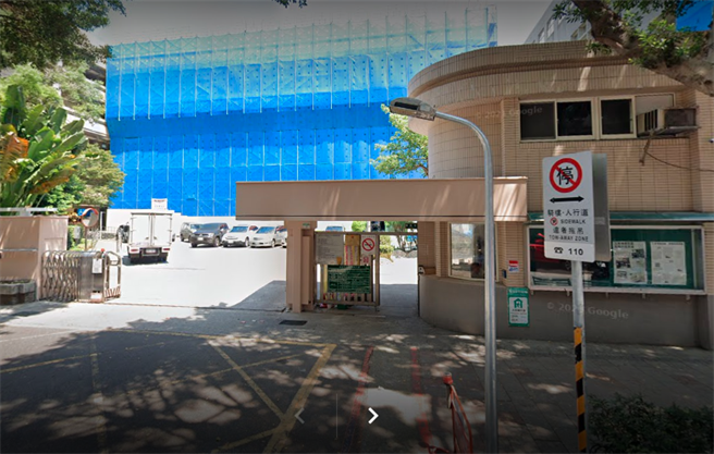 台北市中山区五常国中附设幼儿园今（17）早发生2名5岁孩童与1名老师遭蜜蜂螫伤手脚事件，就连前往拆除蜂窝的1名警消也被螫伤。（翻摄自Google Map）