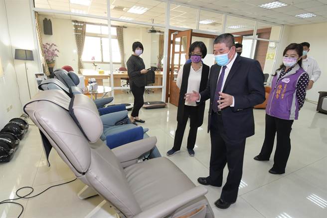 彰化縣長王惠美17日到秀水鄉參選全球三大專業按摩椅生產廠之一的光昱金屬有限公司。（彰化縣政府提供／吳敏菁彰化傳真）