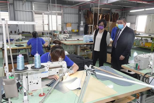 彰化縣長王惠美17日到秀水鄉參選全球三大專業按摩椅生產廠之一的光昱金屬有限公司。（彰化縣政府提供／吳敏菁彰化傳真）