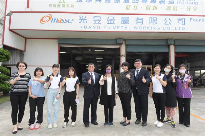 彰化縣長王惠美17日到秀水鄉參選全球三大專業按摩椅生產廠之一的光昱金屬有限公司。（彰化縣政府提供／吳敏菁彰化傳真）