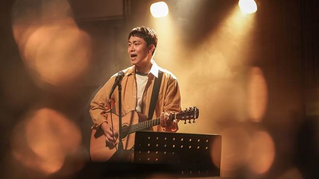 最佳绿叶吴正世终于挑大梁演出《我的鲁蛇舅舅Uncle》男主角。（图／龙华电视提供）